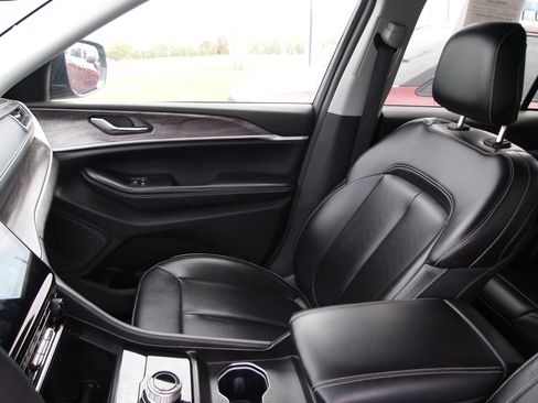 Used 2024 Jeep Grand Cherokee Limited image 13