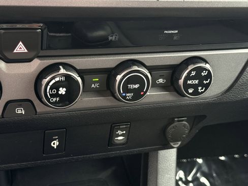 Used 2016 Toyota Tacoma TRD Sport w/ Towing Package image 21