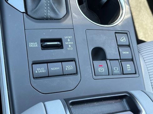 Used 2025 Toyota Highlander LE image 10