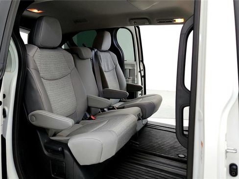 Used 2025 Toyota Sienna LE AWD/4WD image 18