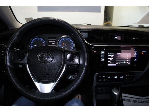 Used 2018 Toyota Corolla LE image 32