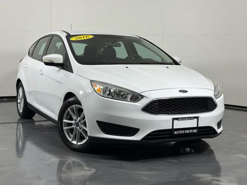 Used 2016 Ford Focus SE w/ SE Power Seat Package FWD image 2