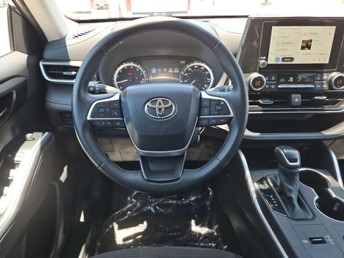 Certified 2025 Toyota Highlander LE FWD image 13