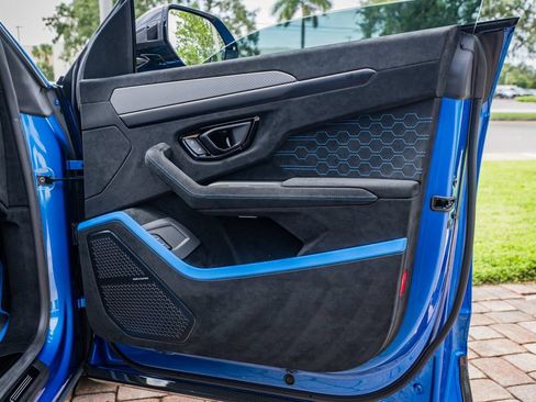 Used 2024 Lamborghini Urus Performante AWD/4WD image 40