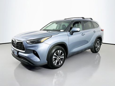 Used 2023 Toyota Highlander XLE FWD image 3