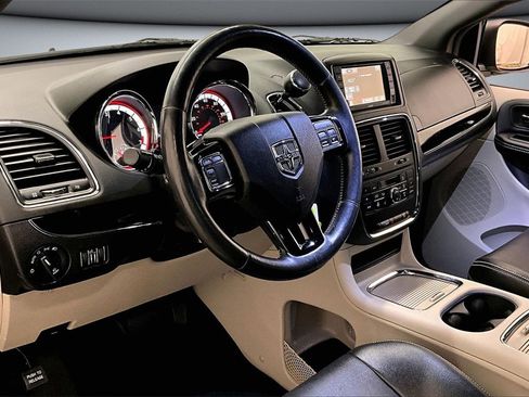 Used 2016 Dodge Grand Caravan SXT image 17