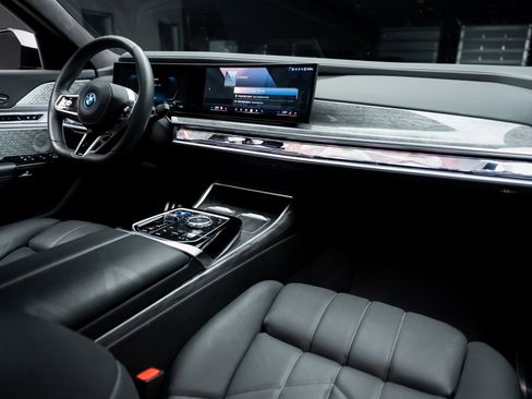 Used 2023 BMW i7 xDrive60 w/ Executive Package 2 image 57