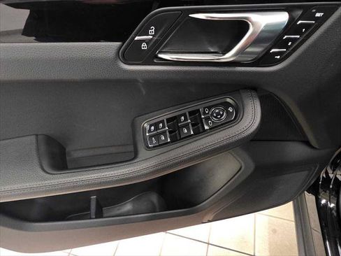 Used 2024 Porsche Macan AWD/4WD image 23