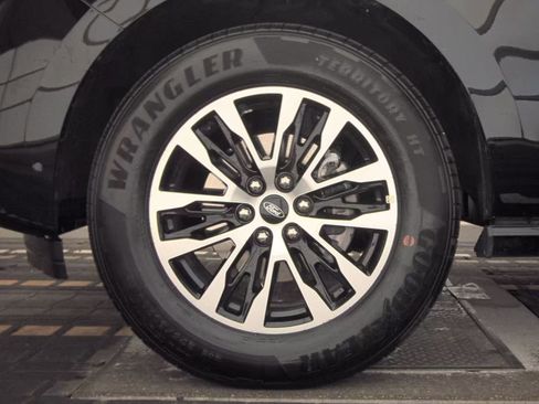 Used 2025 Ford Expedition Platinum image 13