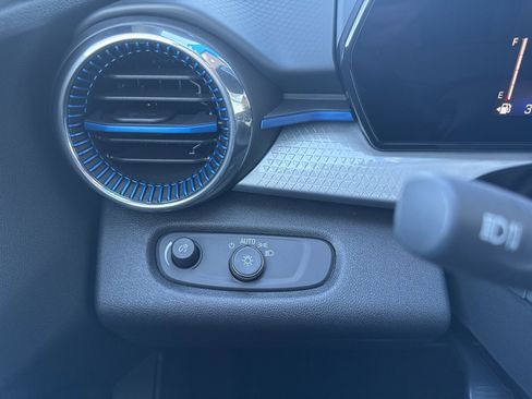 New 2026 Chevrolet Trax LT w/ Sunroof Package image 34