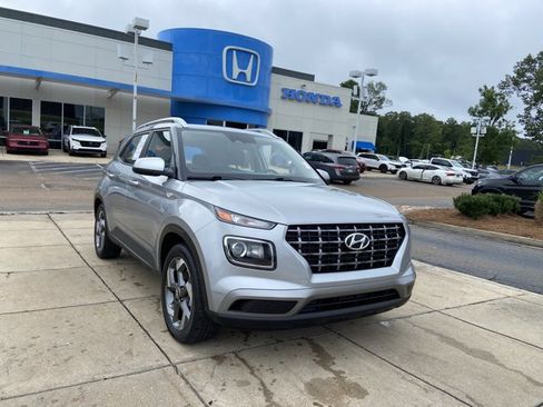 Used 2025 Hyundai Venue SEL FWD image 2