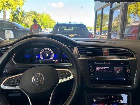 Used 2022 Volkswagen Tiguan SE w/ Panoramic Sunroof Package FWD image 22