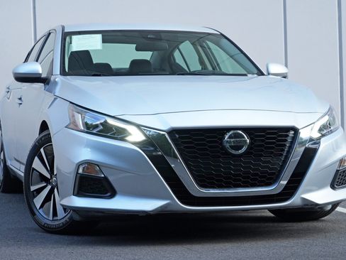 Used 2021 Nissan Altima 2.5 SV FWD image 2