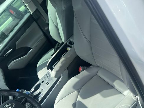 Certified 2020 Toyota Highlander XLE FWD image 8