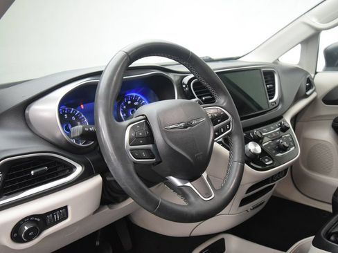 Used 2023 Chrysler Pacifica Touring-L FWD image 13