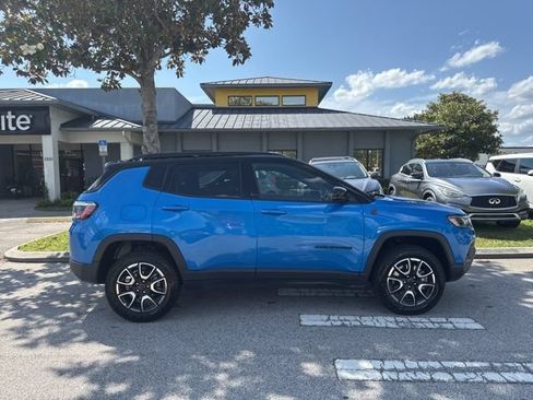 Used 2025 Jeep Compass Trailhawk AWD/4WD image 8