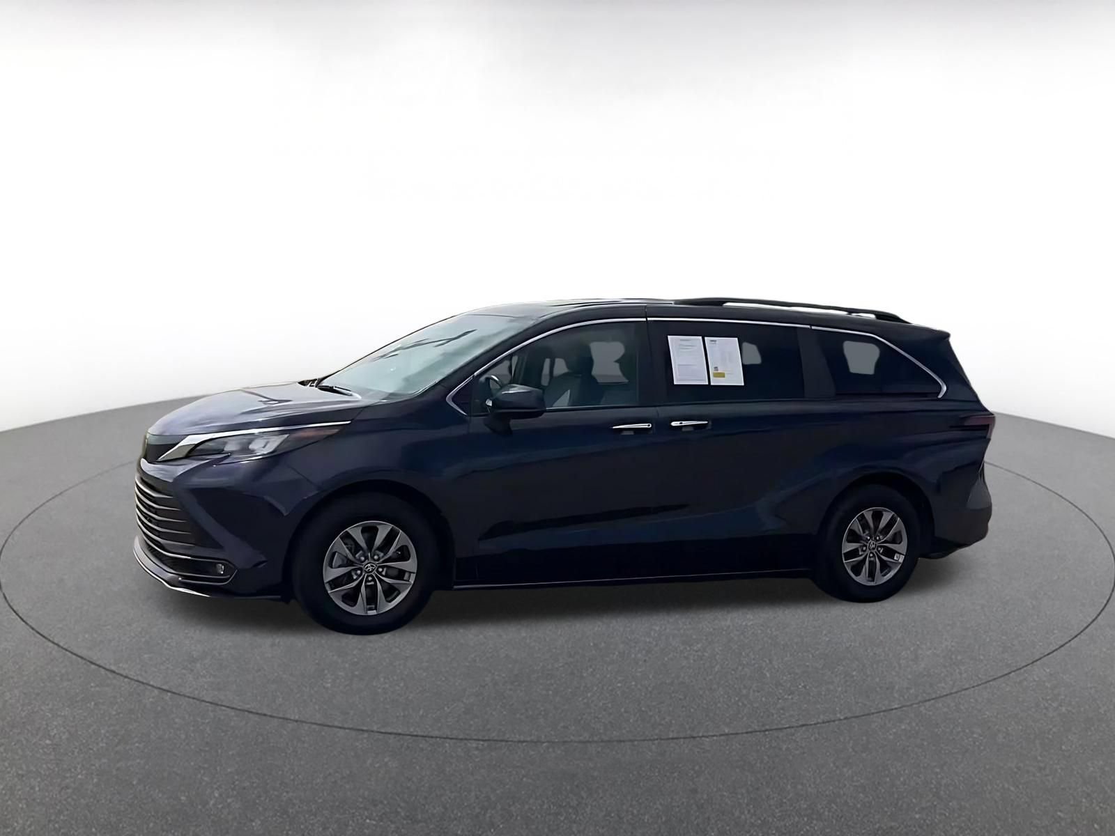 Used 2025 Toyota Sienna XLE FWD image 7