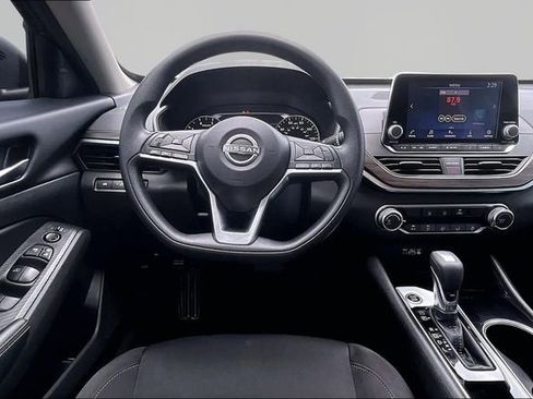 Used 2024 Nissan Altima 2.5 SV FWD image 5