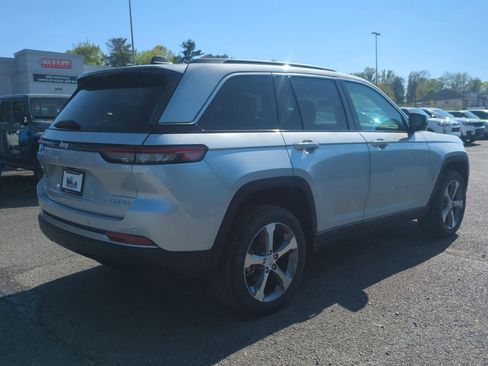 New 2026 Jeep Grand Cherokee Limited w/ Luxury Tech Group II AWD/4WD image 8