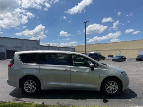Used 2023 Chrysler Voyager LX FWD image 9
