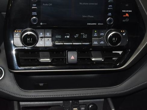 Used 2020 Toyota Highlander XLE image 17