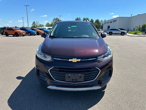 Used 2020 Chevrolet Trax LT w/ LT Convenience Package AWD/4WD image 2
