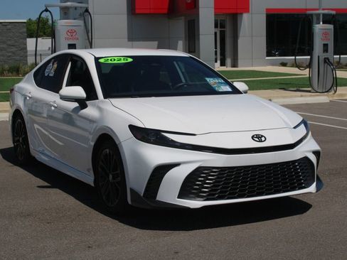 Used 2025 Toyota Camry SE FWD image 2