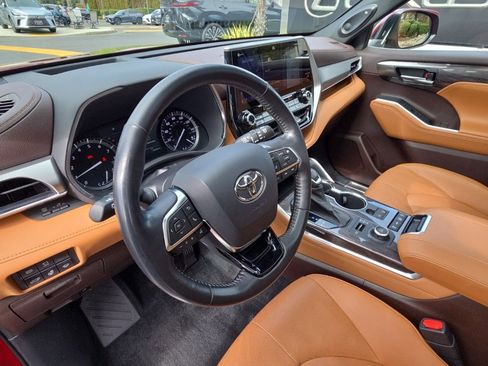 Used 2021 Toyota Highlander Platinum image 12
