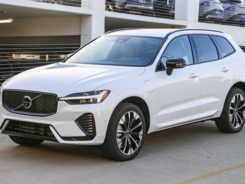 New 2026 Volvo XC60 T8 Plus w/ Climate Package PRO AWD/4WD image 3