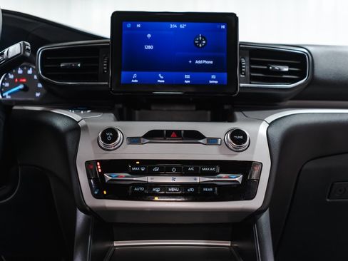 Used 2023 Ford Explorer XLT w/ Equipment Group 202A image 14