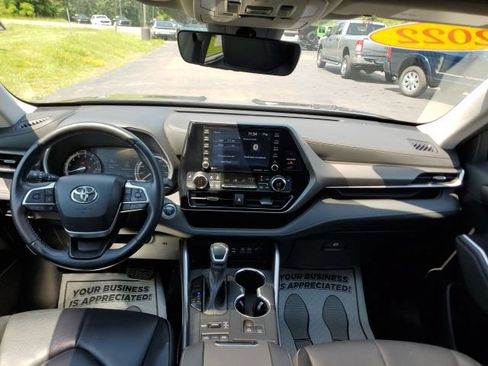 Used 2022 Toyota Highlander XLE AWD/4WD image 17