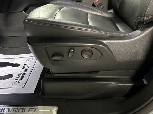 Used 2025 Chevrolet Suburban Z71 image 13