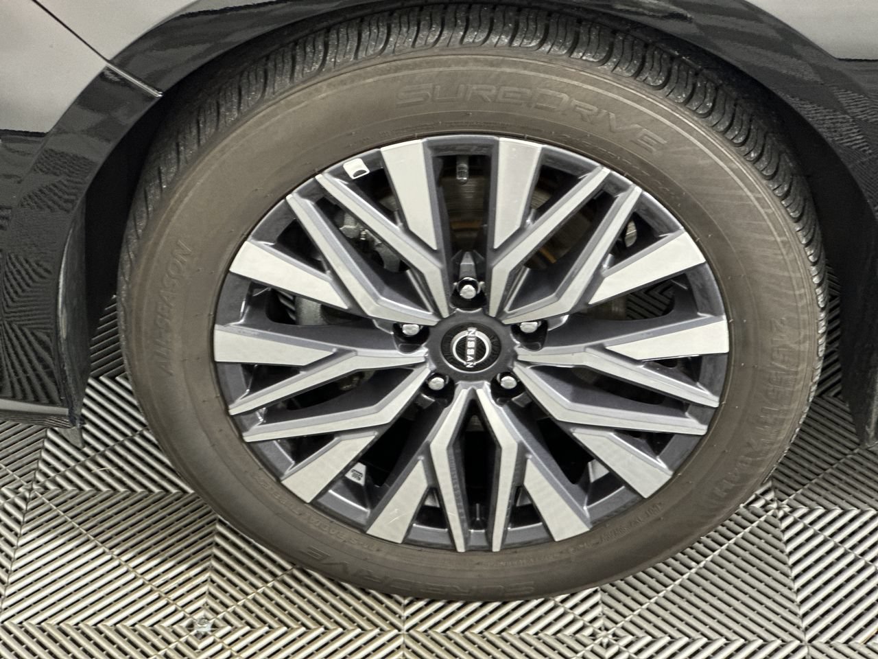 Used 2025 Nissan Altima 2.5 SV FWD image 2