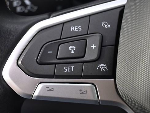 Used 2023 Volkswagen Taos SE w/ Panoramic Sunroof Package AWD/4WD image 30
