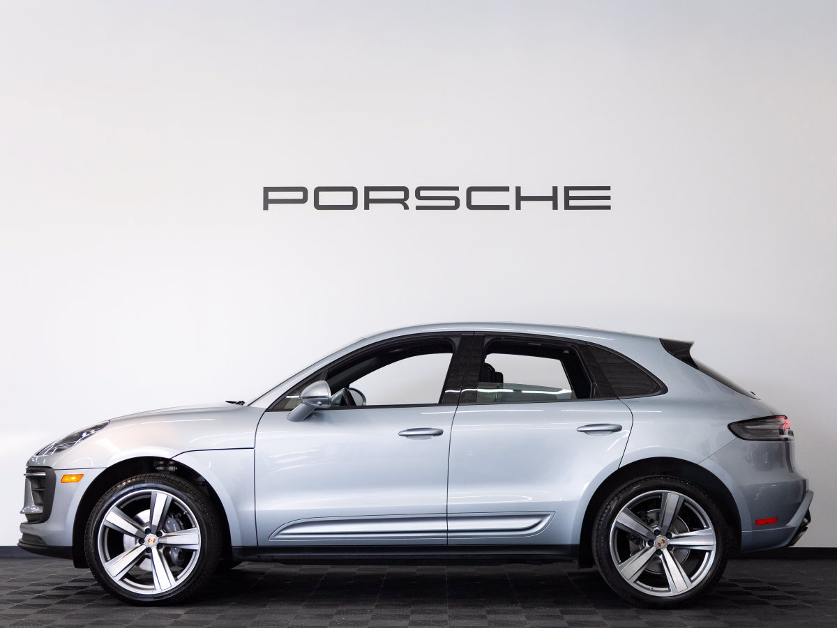 Certified 2024 Porsche Macan AWD/4WD image 2