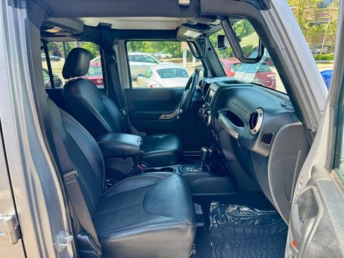 Used 2016 Jeep Wrangler Unlimited Sahara AWD/4WD image 29