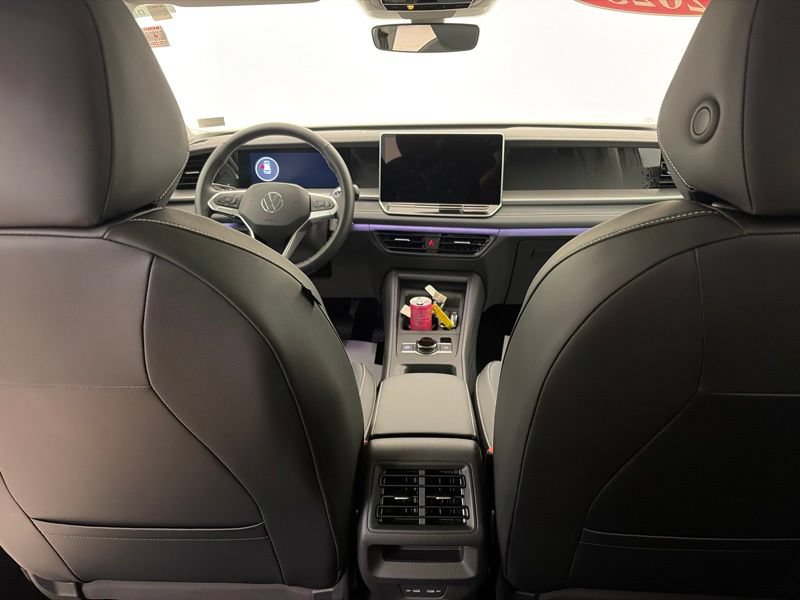 Used 2025 Volkswagen Tiguan SE w/ Panoramic Sunroof Package AWD/4WD image 18