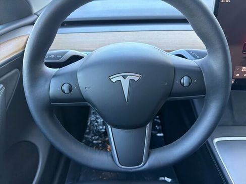 Used 2024 Tesla Model Y 2WD image 28
