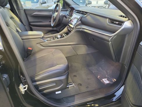 New 2025 Jeep Grand Cherokee L Altitude image 11