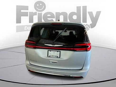 Used 2024 Chrysler Pacifica Touring-L FWD image 6