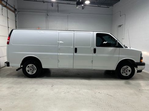 Used 2020 GMC Savana 2500 Extended w/ Enhanced Convenience Package RWD image 2