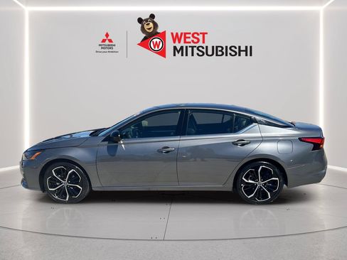 Used 2024 Nissan Altima 2.5 SR FWD image 2