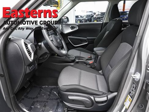 Used 2025 Kia Soul LX w/ LX Technology Package FWD image 14