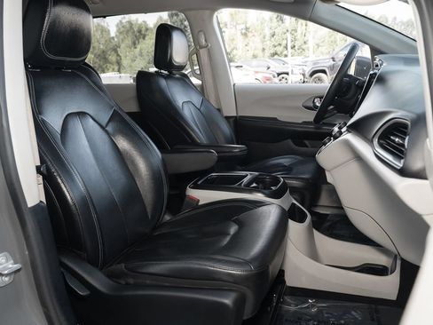 Used 2022 Chrysler Pacifica Touring-L FWD image 42