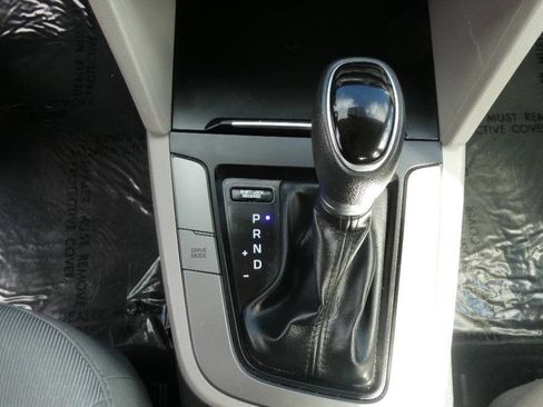 Used 2017 Hyundai Elantra SE FWD image 19