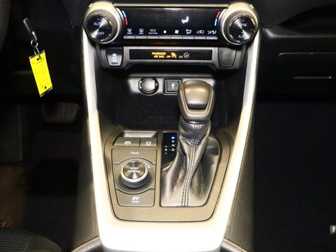 Used 2021 Toyota RAV4 LE image 27