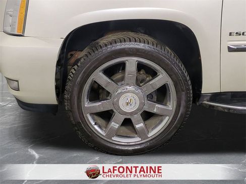 Used 2011 Cadillac Escalade ESV Luxury image 29