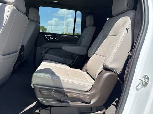 Used 2023 Chevrolet Suburban LT w/ Luxury Package image 9