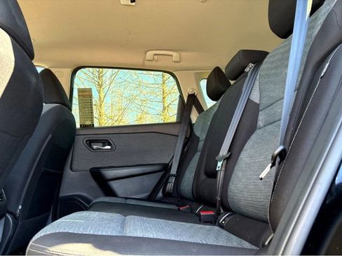 Used 2023 Nissan Rogue SV FWD image 17