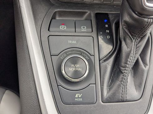 Used 2022 Toyota RAV4 XLE Premium AWD/4WD image 29